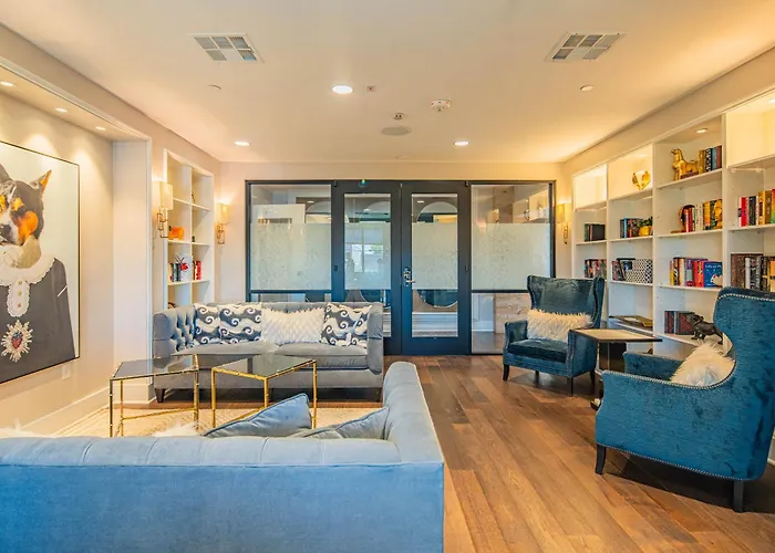 Quaint 2br Uptown Biltmore Gym Pool Parking Wd Apartment *