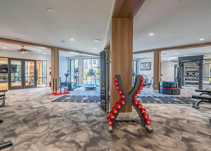 Quaint 2br Uptown Biltmore Gym Pool Parking Wd Apartment