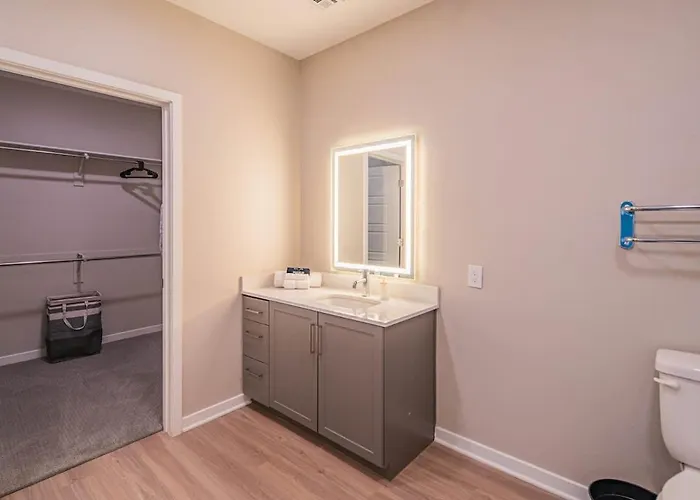Quaint 2br Uptown Biltmore Gym Pool Parking Wd