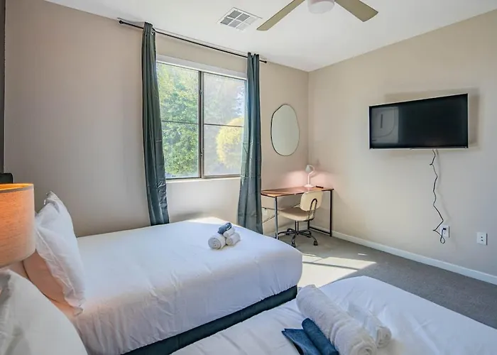 Quaint 2br Uptown Biltmore Gym Pool Parking Wd Apartment