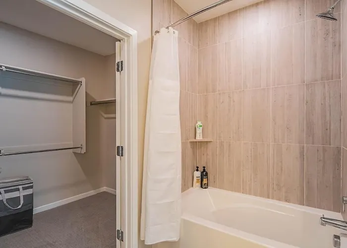 Quaint 2br Uptown Biltmore Gym Pool Parking Wd Apartment