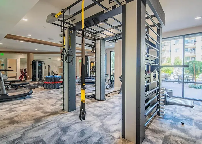 Quaint 2br Uptown Biltmore Gym Pool Parking Wd *
